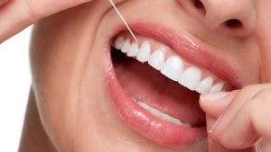 استفاده صحیح از نخ دندان برای درمان دندان و لثه حساس
