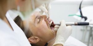 تمیز کردن تخصصی و جرم‌گیری دندان برای درمان عفونت لثه 