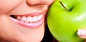جلوگیری از پلاک دندان و جرم ناشی ازموادغذایی بارعایت بهداشت دهان